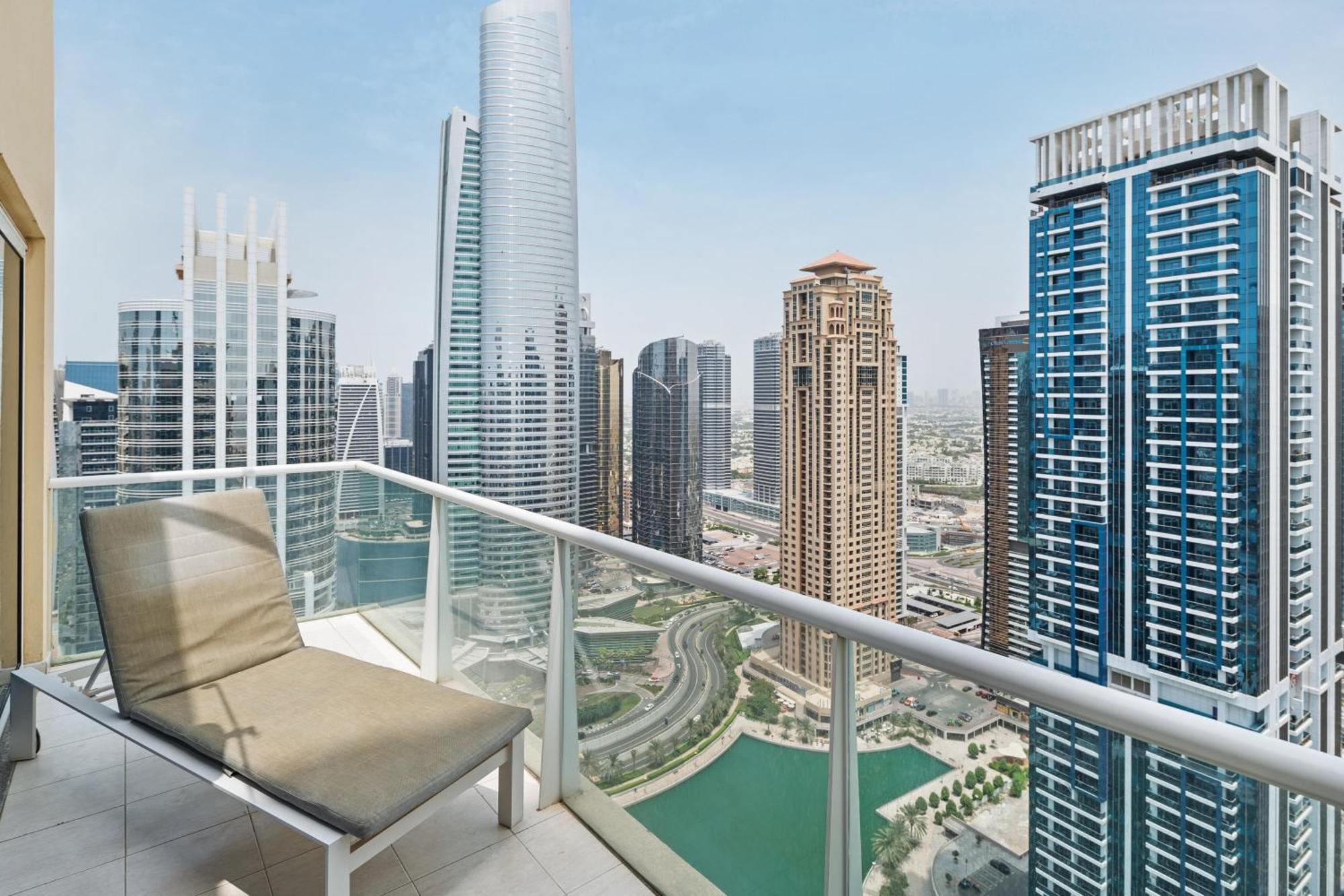 Modern & Spacious 2-Bed Condo With Panoramic Lake Views, Dual Balconies, Steps From Dubai Jlt Metro By "La Buena Vida Holiday Homes" Buitenkant foto