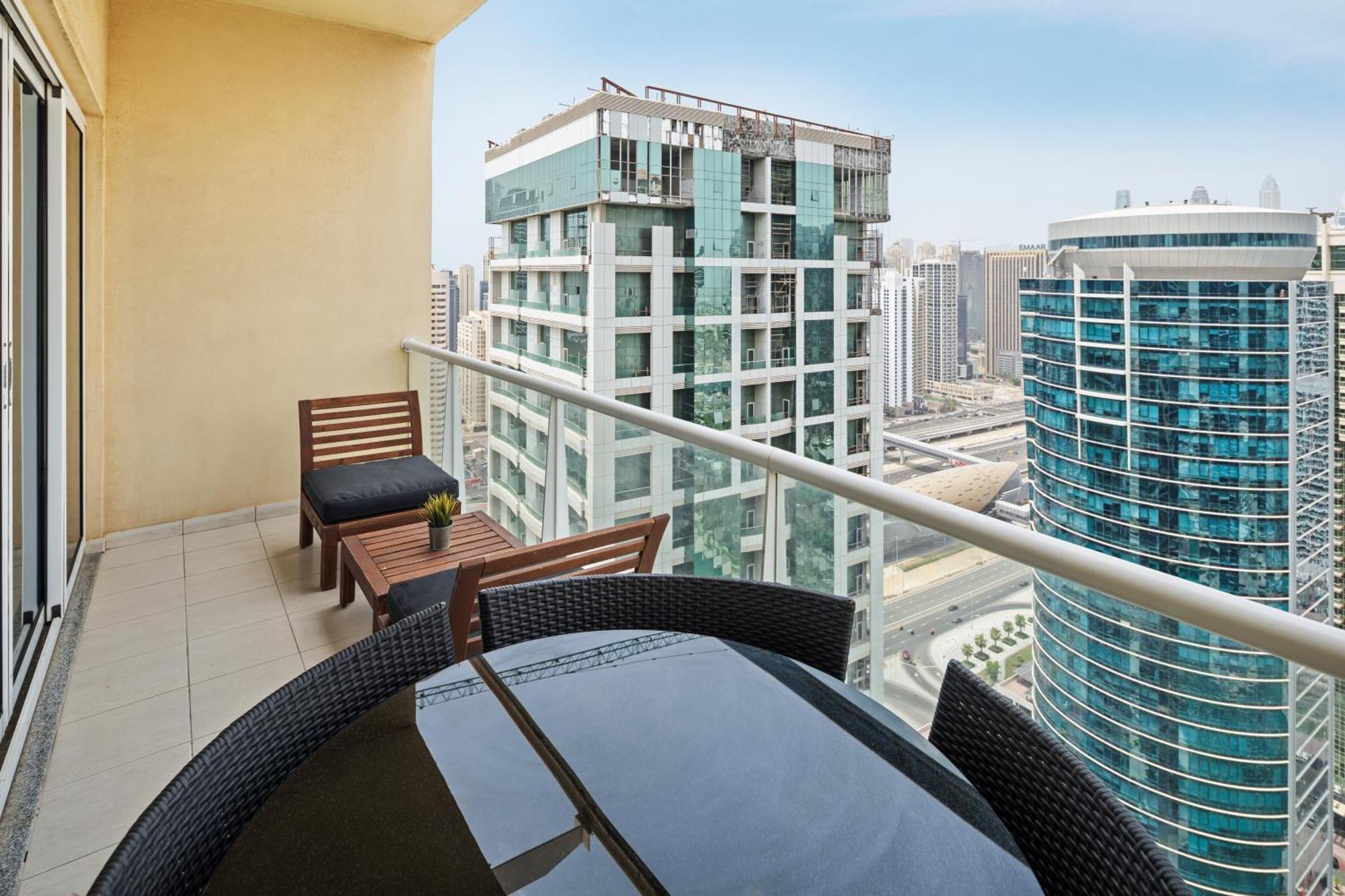 Modern & Spacious 2-Bed Condo With Panoramic Lake Views, Dual Balconies, Steps From Dubai Jlt Metro By "La Buena Vida Holiday Homes" Buitenkant foto