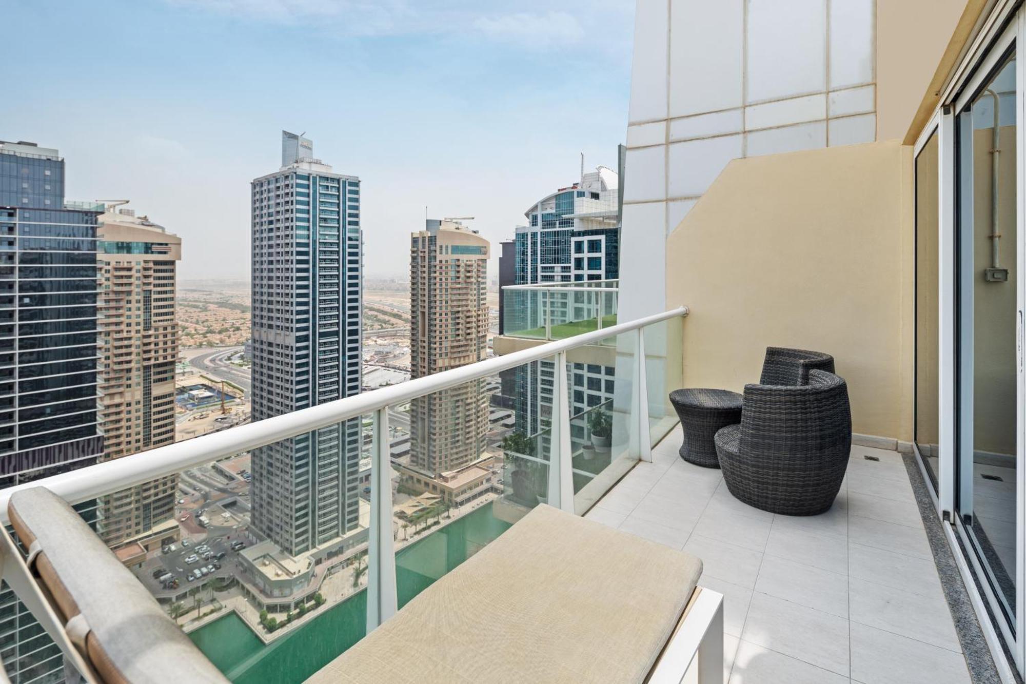 Modern & Spacious 2-Bed Condo With Panoramic Lake Views, Dual Balconies, Steps From Dubai Jlt Metro By "La Buena Vida Holiday Homes" Buitenkant foto