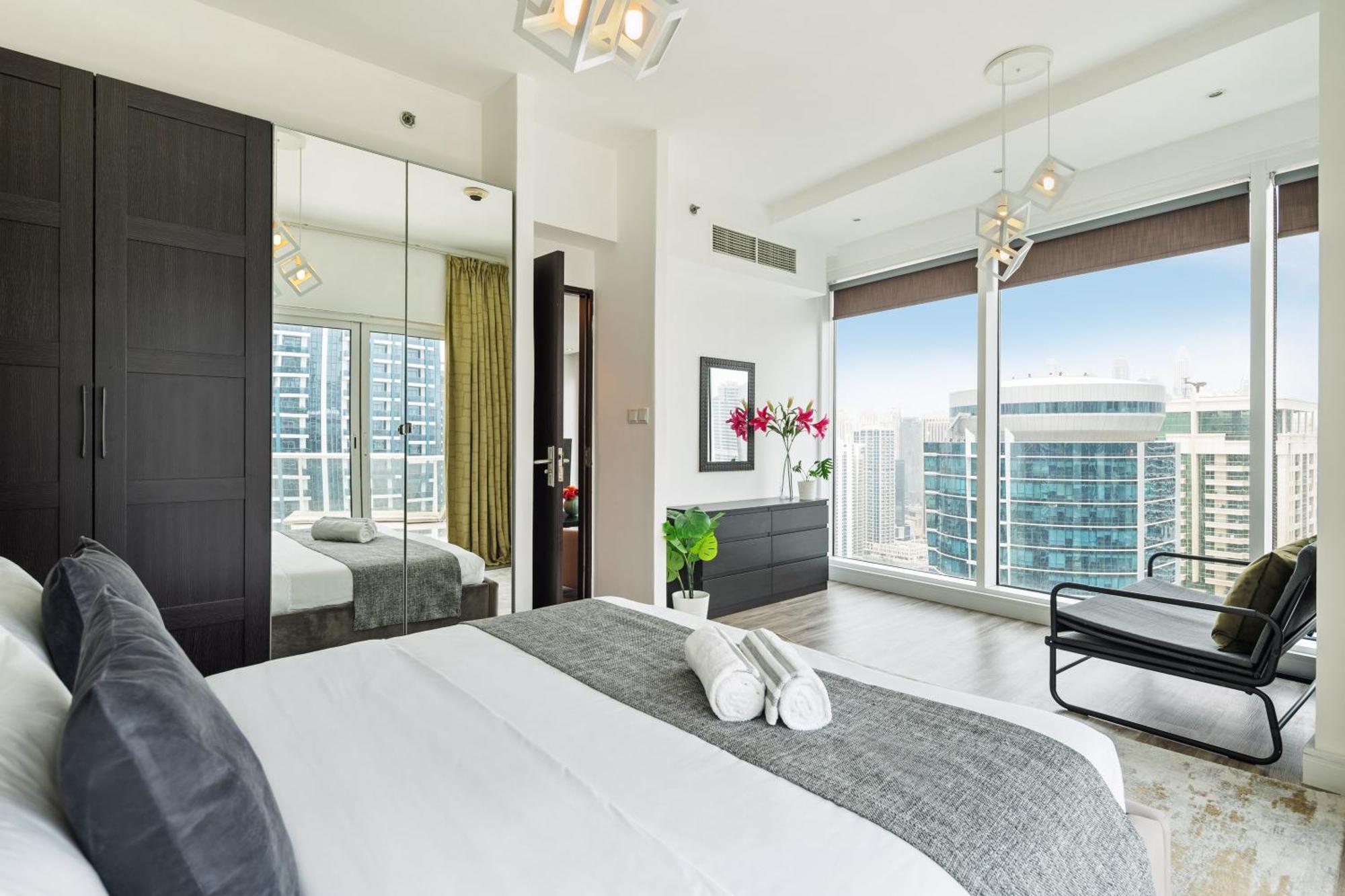 Modern & Spacious 2-Bed Condo With Panoramic Lake Views, Dual Balconies, Steps From Dubai Jlt Metro By "La Buena Vida Holiday Homes" Buitenkant foto