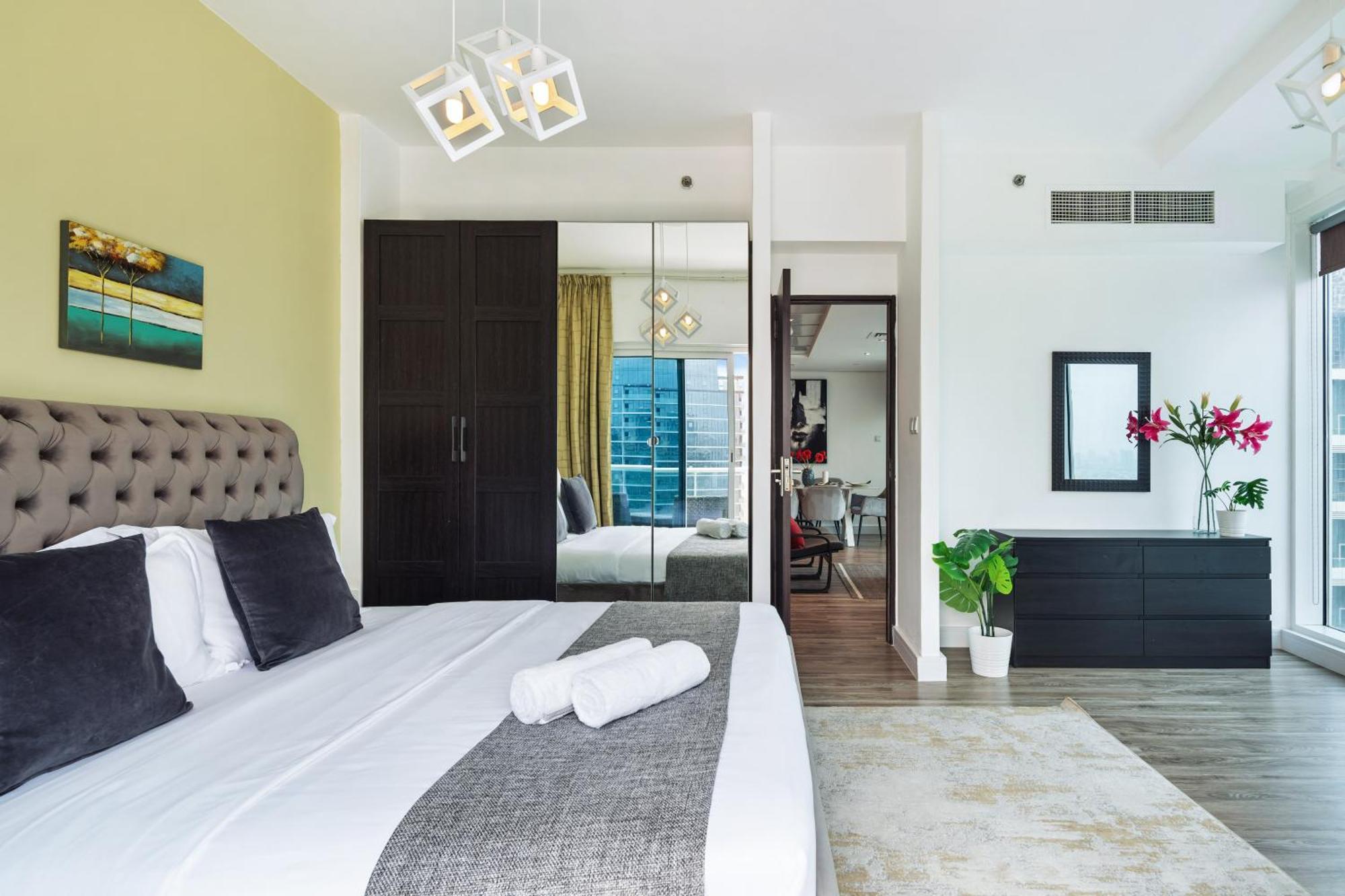 Modern & Spacious 2-Bed Condo With Panoramic Lake Views, Dual Balconies, Steps From Dubai Jlt Metro By "La Buena Vida Holiday Homes" Buitenkant foto