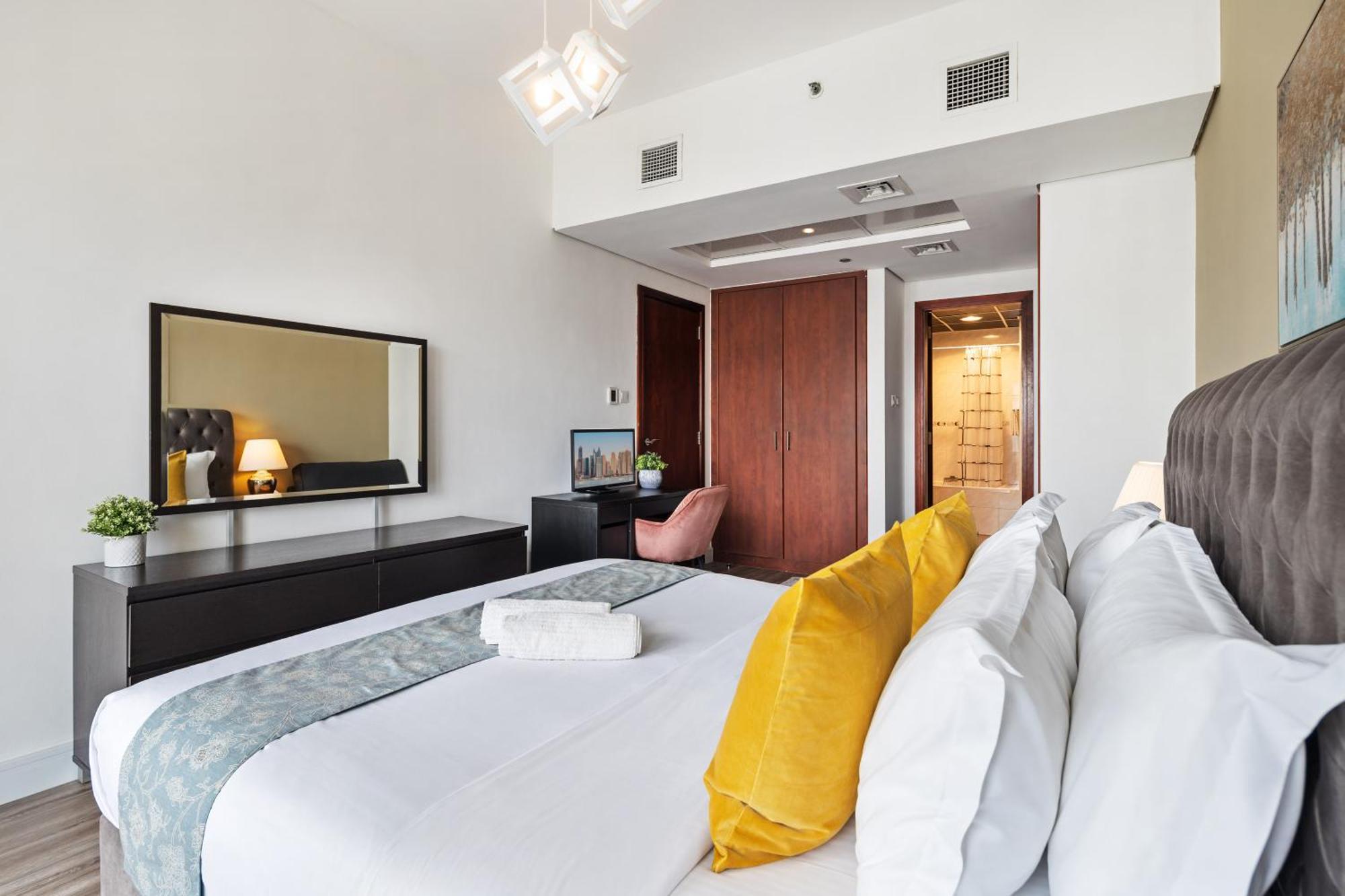 Modern & Spacious 2-Bed Condo With Panoramic Lake Views, Dual Balconies, Steps From Dubai Jlt Metro By "La Buena Vida Holiday Homes" Buitenkant foto
