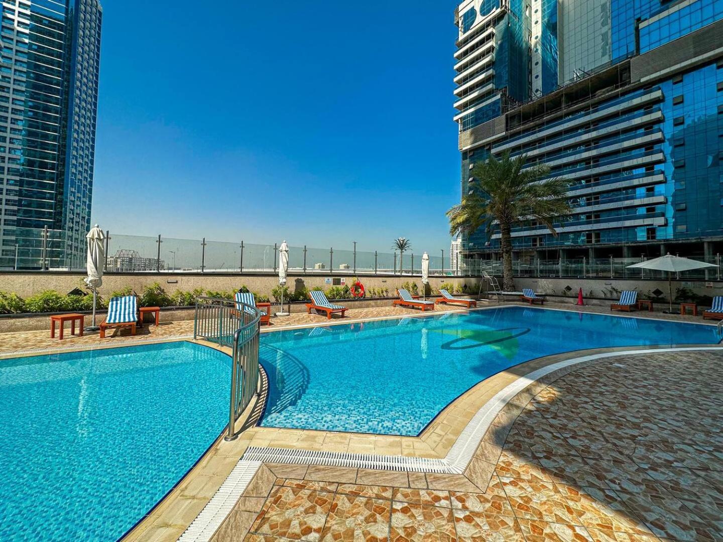 Modern & Spacious 2-Bed Condo With Panoramic Lake Views, Dual Balconies, Steps From Dubai Jlt Metro By "La Buena Vida Holiday Homes" Buitenkant foto